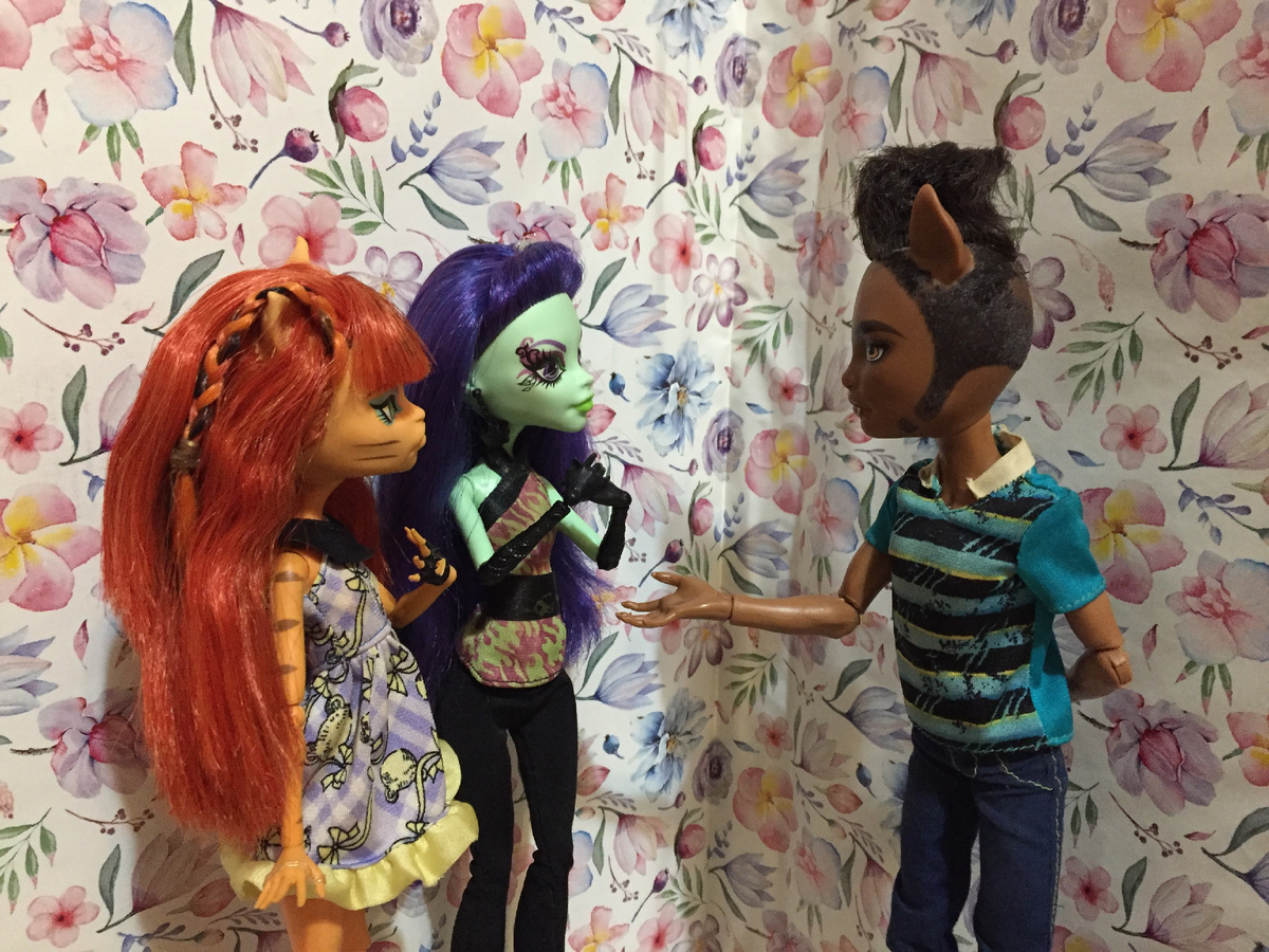 Но Клод пригластил на танец не Сану, а другую девушку.