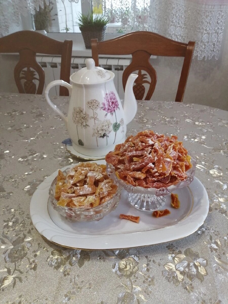 Конечно с таким лакомством можно обойтись без конфет, но очень трудоемкая работа. Да, верно, это цукаты из тыквы.фото автора.