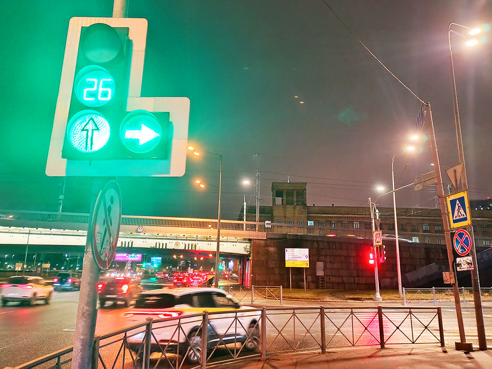 Что общего между этими перекрёстками? Правильно - пешеходам горит красный, а попутному автотранспорту - зелёный. Пешеход - пусть стоит, ждёт. Нечего путаться под колёсами!