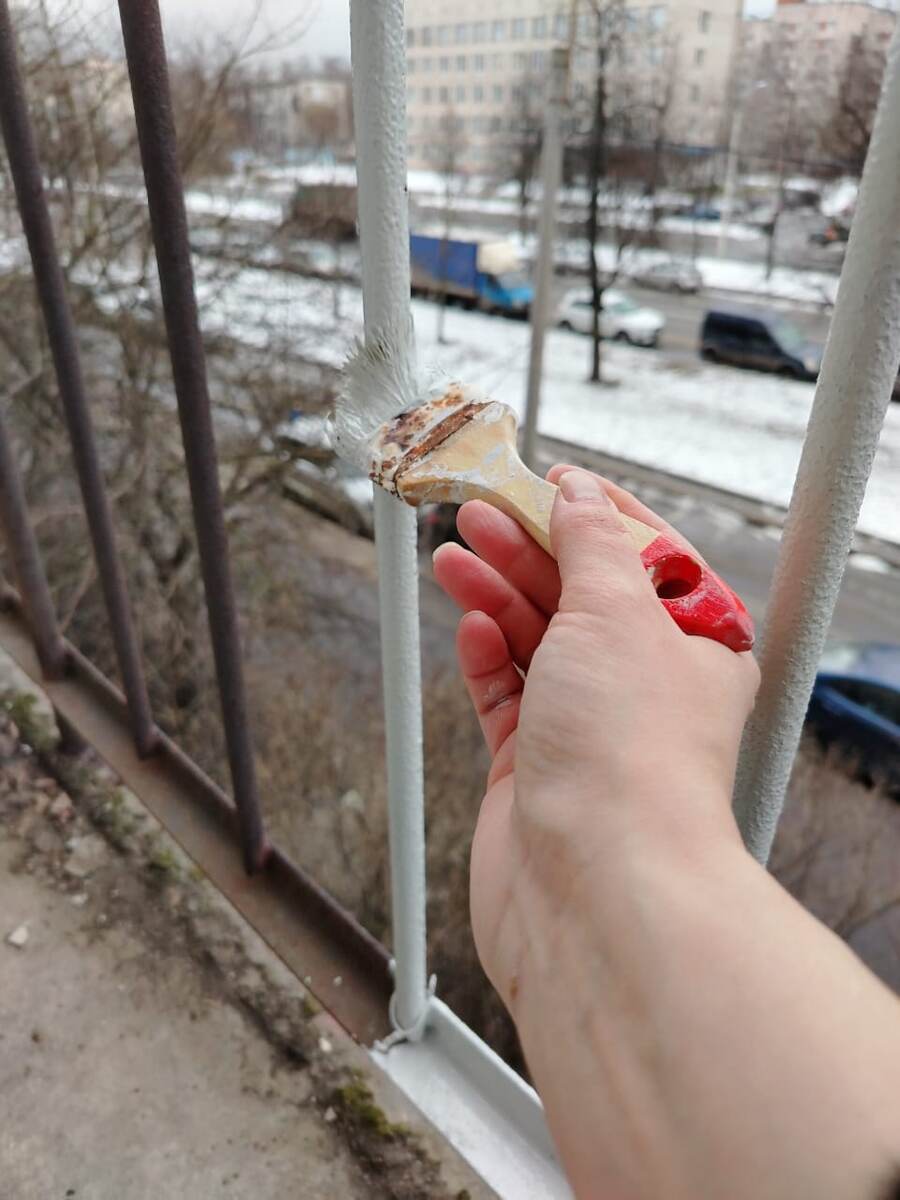 Жаль нет фото до. Апрель. Здесь уже тружусь в поте лица. На решетке была прикручена фанера, почерневшая от времени.