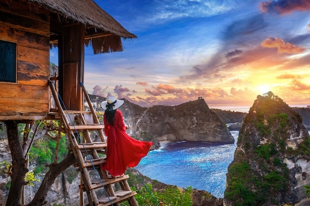 Источник: https://www.freepik.com/free-photo/young-girl-steps-house-tree-sunrise-nusa-penida-island-bali-indonesia_11306472.htm#fromView=search&page=1&position=0&uuid=5107e86b-3cce-42cb-9cb8-87aa7071b5a9&query=Индонезия