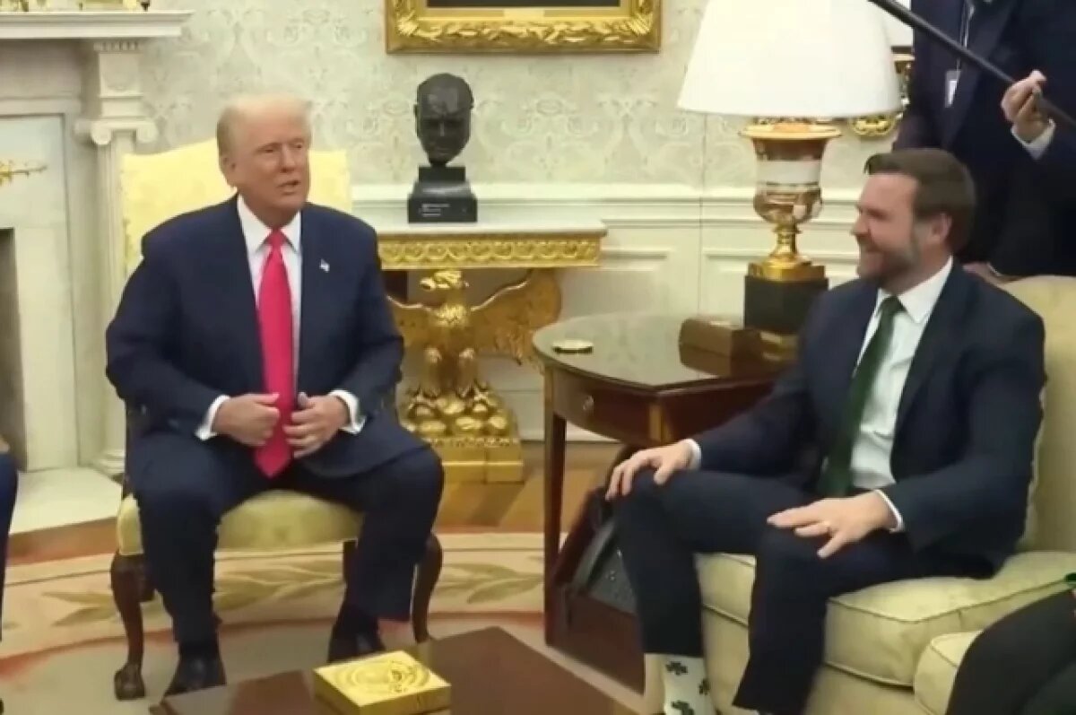    Трамп подшутил над Вэнсом из-за носков с изображением клевера