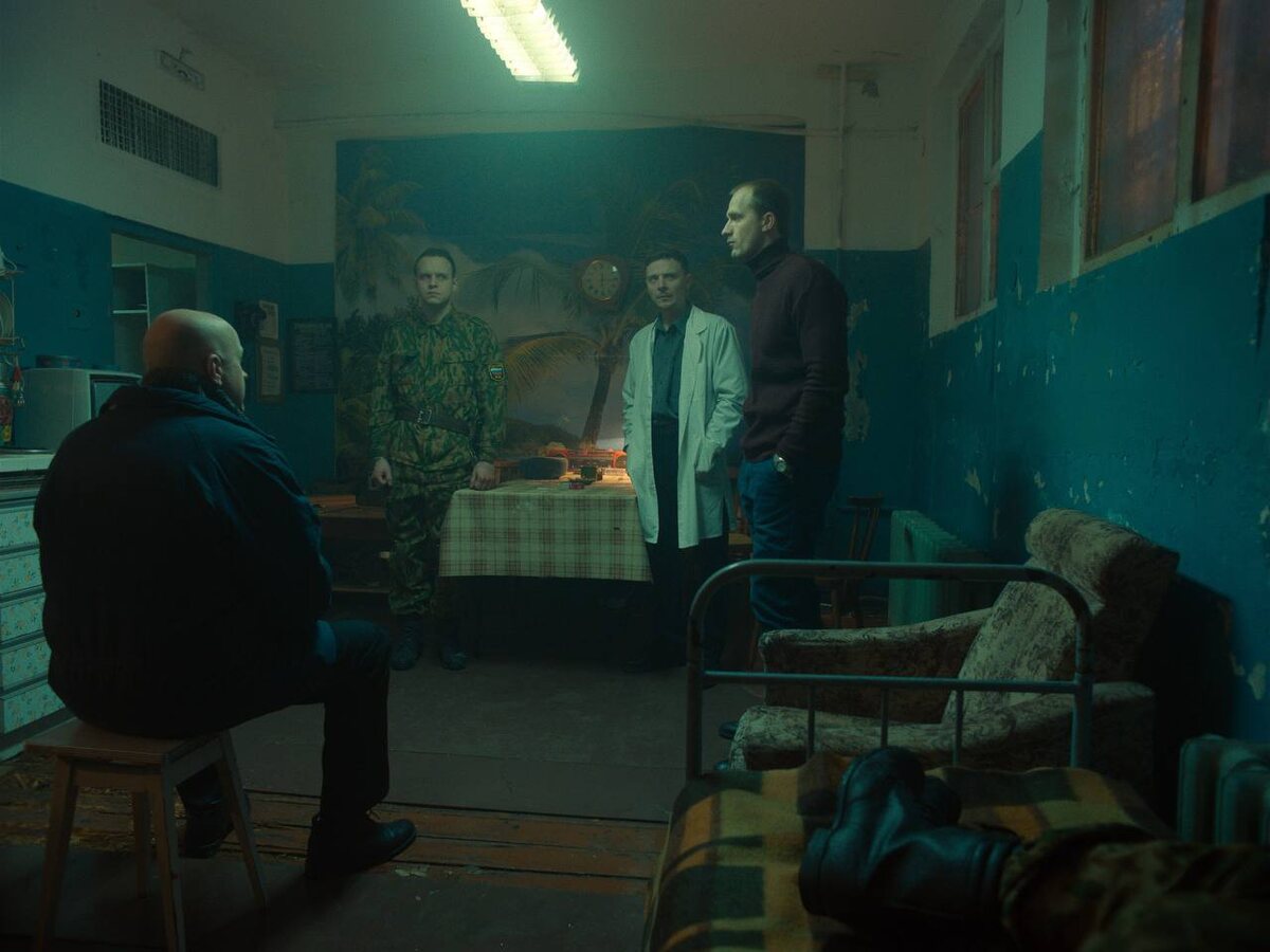 Виталий Коваленко, Данил Стеклов, Леонид Тележинский и Дмитрий Сумин. Кадр из сериала "Аутсорс".