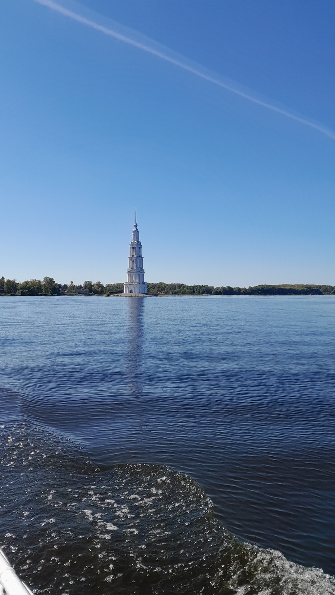 От колокольни на катере идём на Монастырский остров.