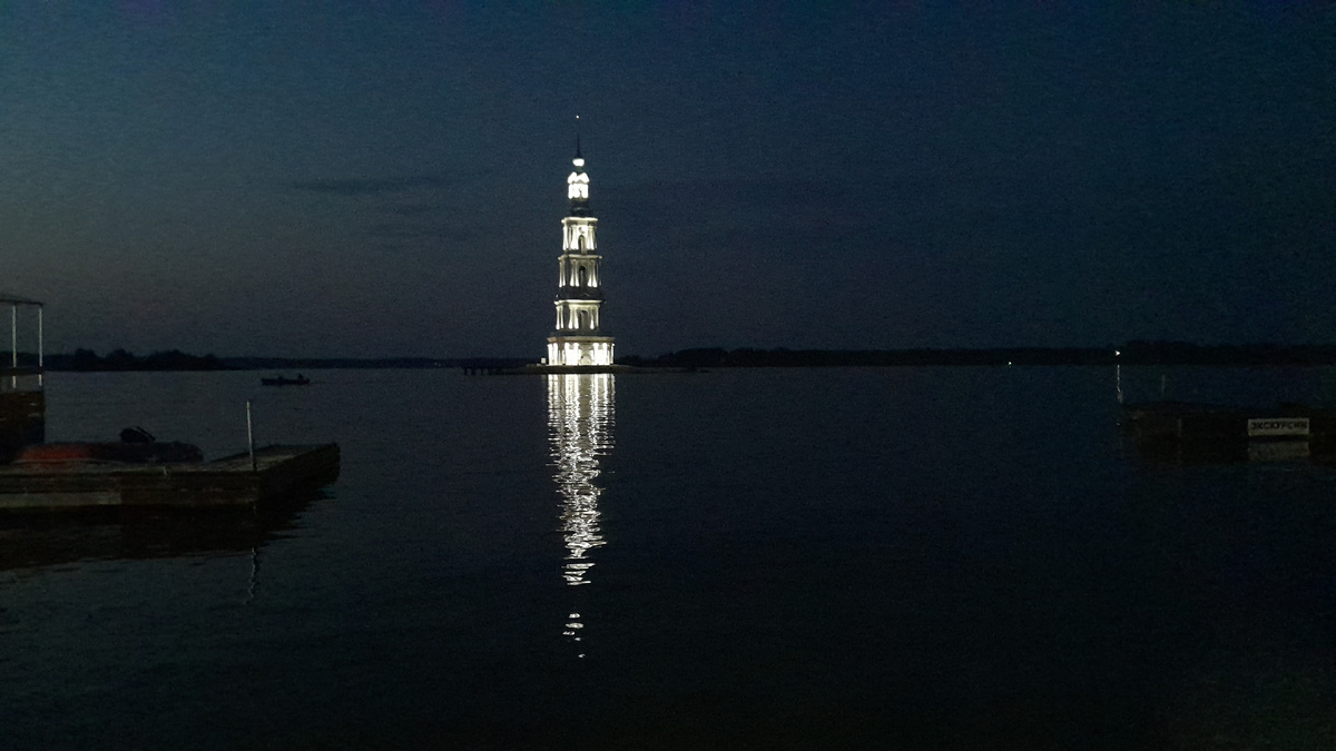 Ночью. Горит огонёк веры.