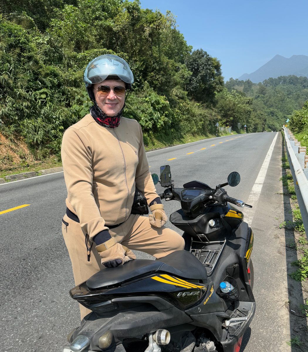 Евгений в дорожном костюме :)