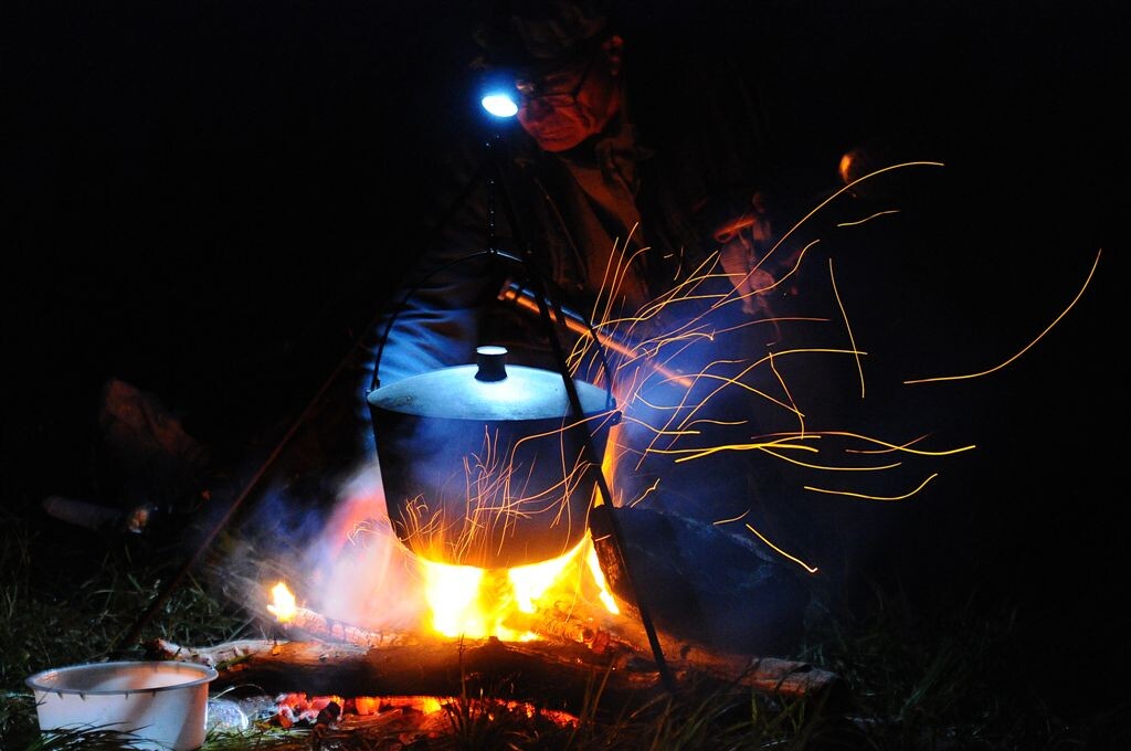 Как провести незабываемую ночь на рыбалке: от палатки до костра