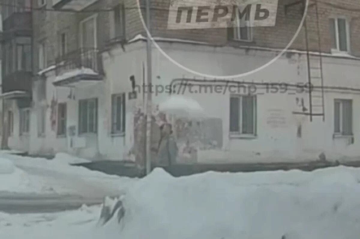    В Перми целый сугроб с крыши рухнул в шаге от проходящих мимо мужчин