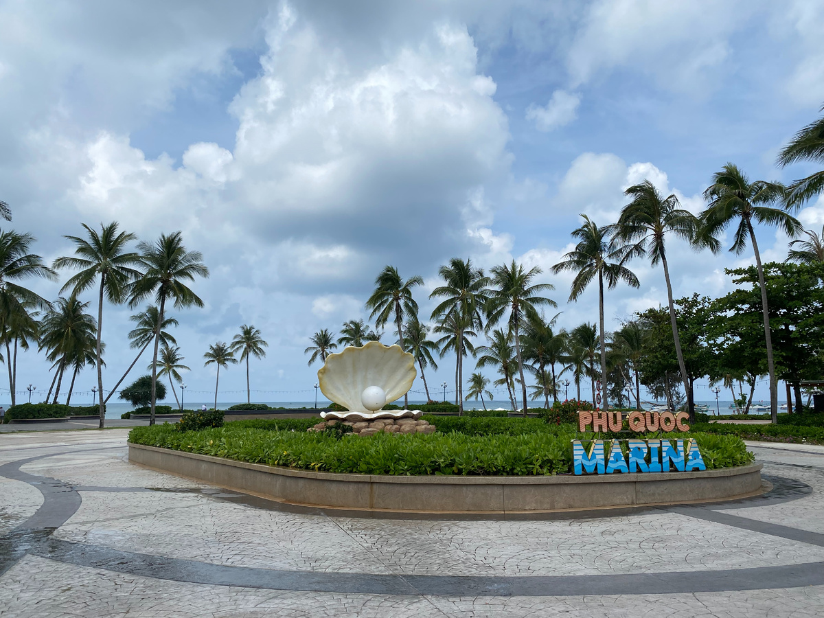 Если встать спиной к жемчужине, то в 100 метрах по правую руку конечная остановка БЕСПЛАТНОГО автобуса 19...