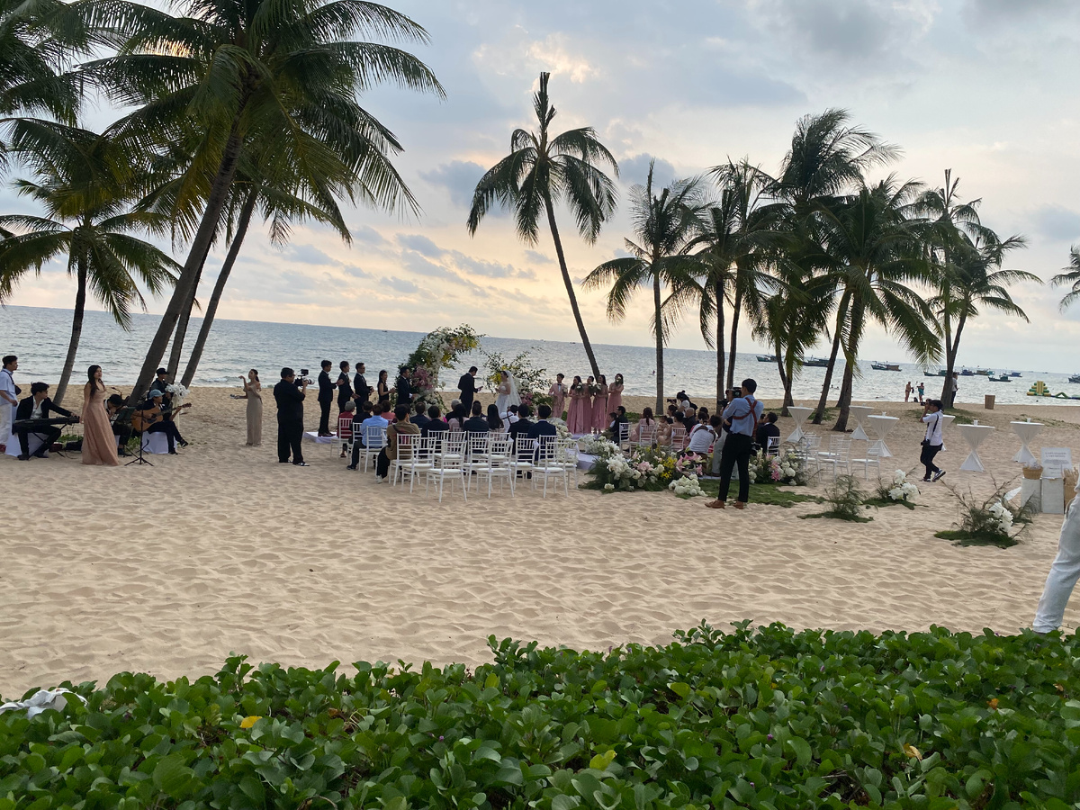 Скромная свадьба, без размаха... Но есть живая музыка и всё соблюдено по европейским стандартам. Как в кино.