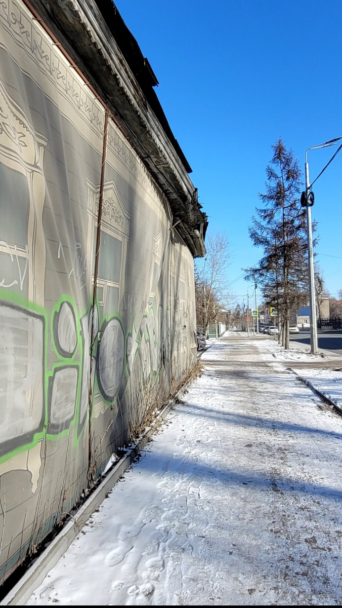 Здесь как такового дома не видно, но ракурс почти такой же как и на фото ПОСЛЕ.