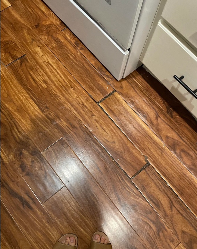 Ламинат на кухне разбух от воды фото 1 