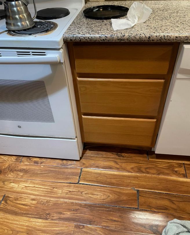 Ламинат на кухне разбух от воды. Фото 2 