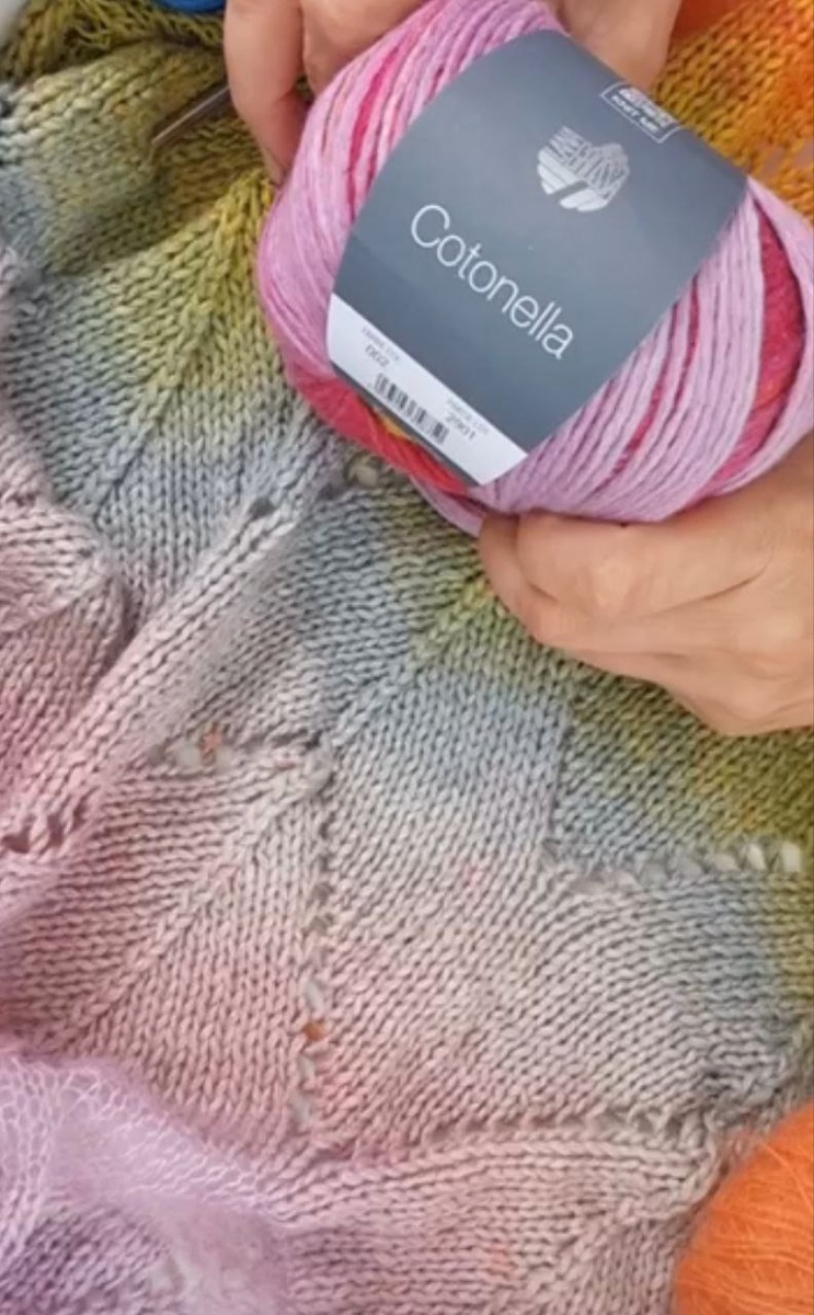 Вяханый спицами палантин - предлагаю подробное описание по вязанию.