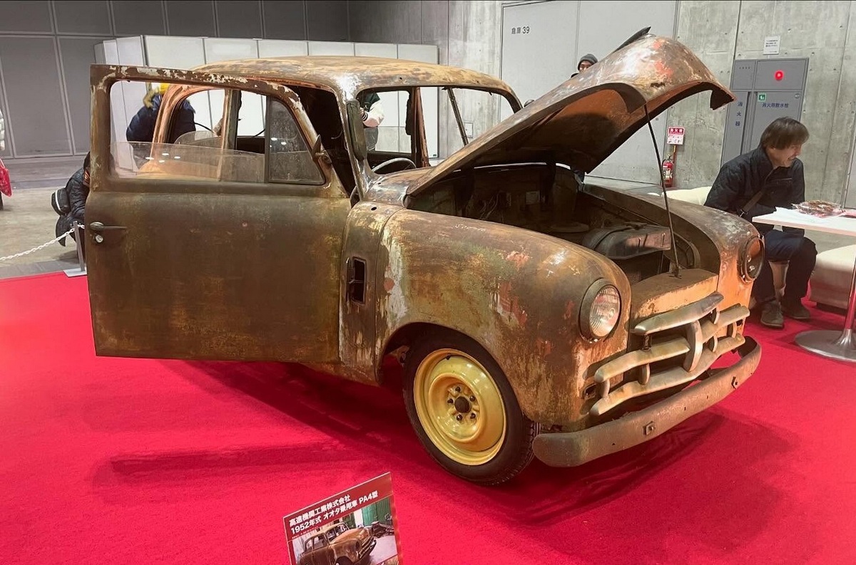    Этот неуклюжий автомобильчик, весь покрытый ржавчиной — настоящий раритет: продукция полузабытой фирмы Ohta Jidosha. C 1934 по 1957 год она выпускала небольшие грузовички и малолитражки собственной конструкции. По масштабам производства компания сильно уступала лидерам индустрии, после банкротства в пятидесятые объединилась с другим автопроизводителем Tokyu Kurogane Industries, а в итоге вошла в состав Nissan Motor Corporation: моторный завод Nissan Kohki — её наследник. Двухдверный седанчик с индексом PA4 оснащён четырёхцилиндровым нижнеклапанным двигателем объёмом 760 см³ мощностью 20 л.с. Длина машины — всего 3,8 метра, подвеска — зависимая спереди и сзади. Этот экземпляр 1952 года выпуска нашли под открытым небом в прошлом году, его приобрёл коллекционер Кацуми Хаяси.   
The Deuce Factory