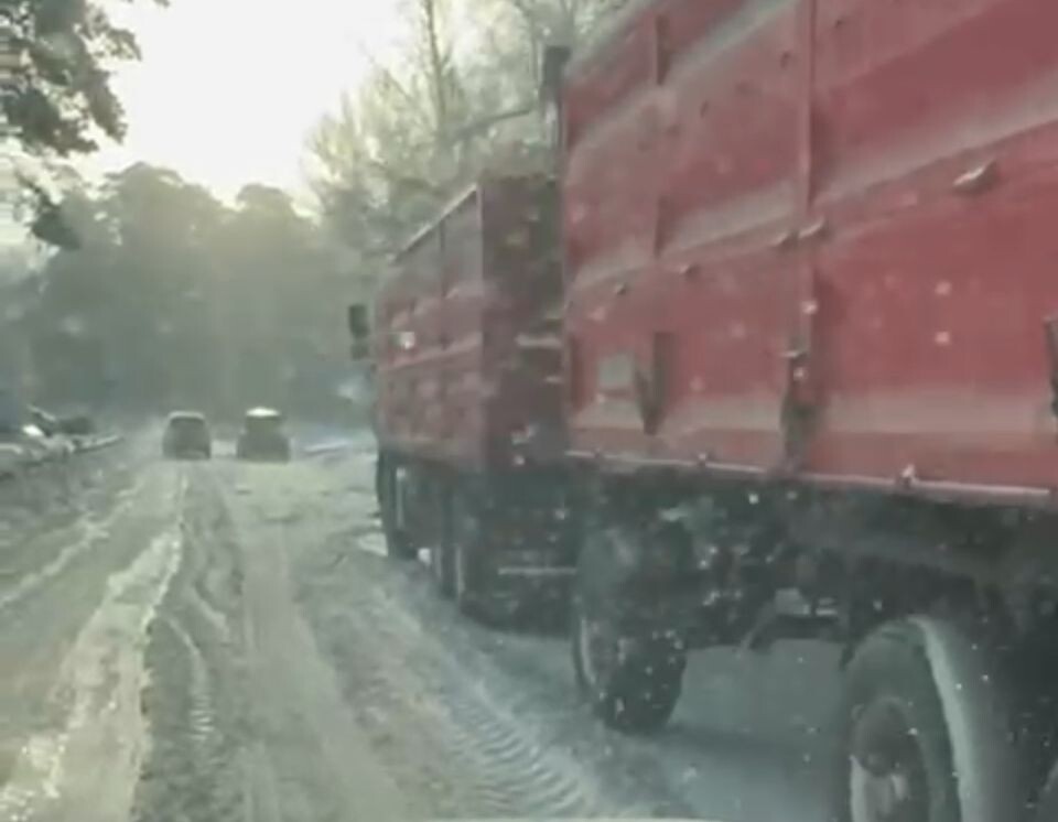    Фура, которая мешает проезду. Источник: Кадр из видео