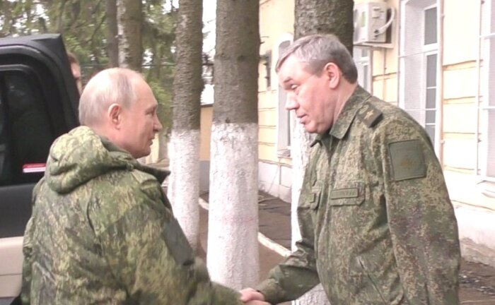 Президент России Владимир Путин и начальник Генштаба ВС РФ Валерий Герасимов - фото: сайт президента России