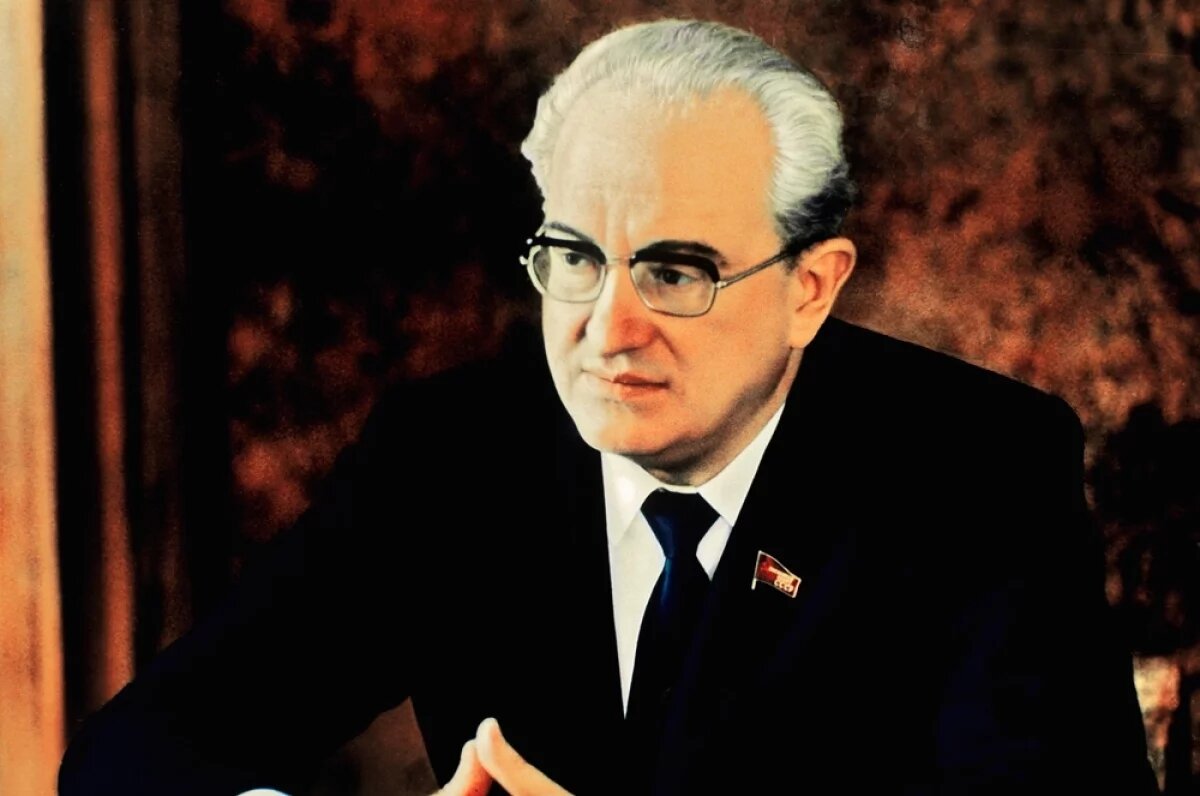    Генеральный секретарь ЦК КПСС Юрий Владимирович Андропов в рабочем кабинете в Кремле. 1983 год.