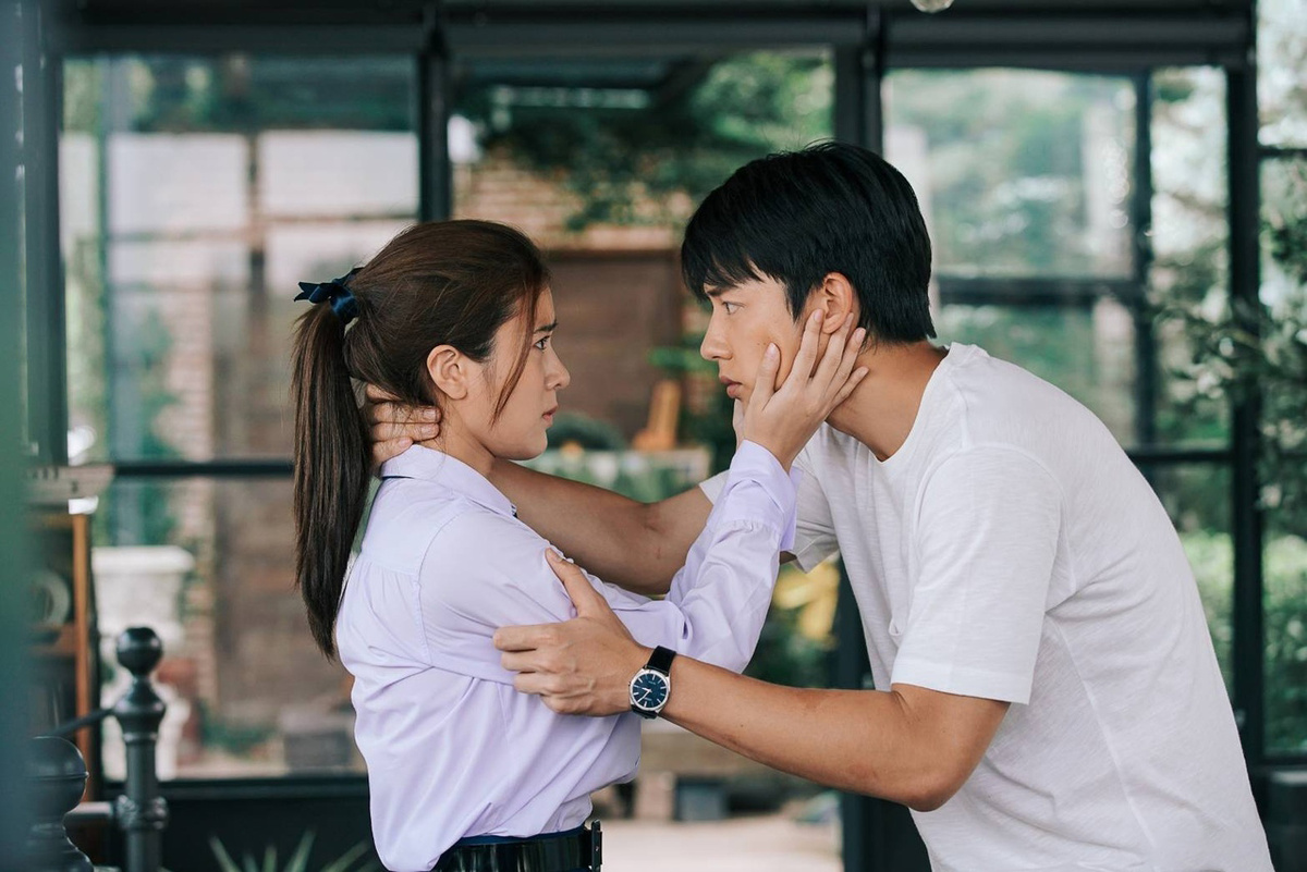 Кадр из дорамы "Пока светит солнце"