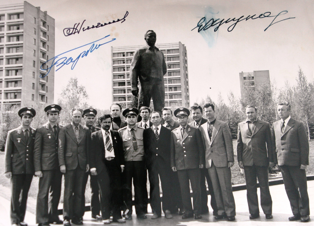 Подполковник в штатском И.С. Гузанов (в центре) среди военных
специалистов и космонавтов.