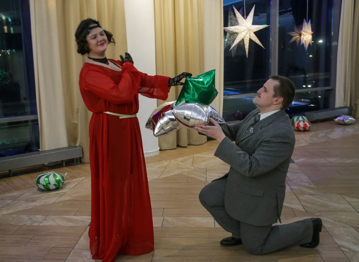 Получившееся платье и восхищённый супруг. 