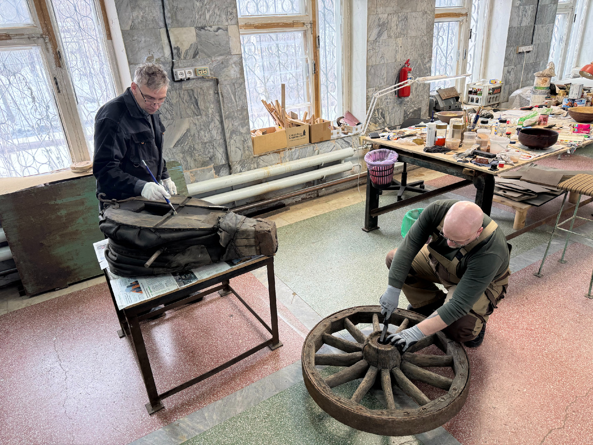 Колесо грузовой повозки и мехи на реставрации