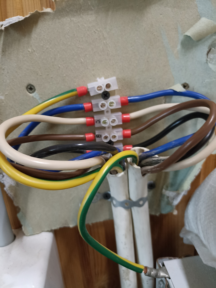 Обычные клемники на негорючей поверхности закрепил вместе с проводом на стене, чтобы пока идет ремонт стабилизатора все это дело не валялось на полу. В нормальном режиме эти провода вернутся обратно в стабилизатор. 