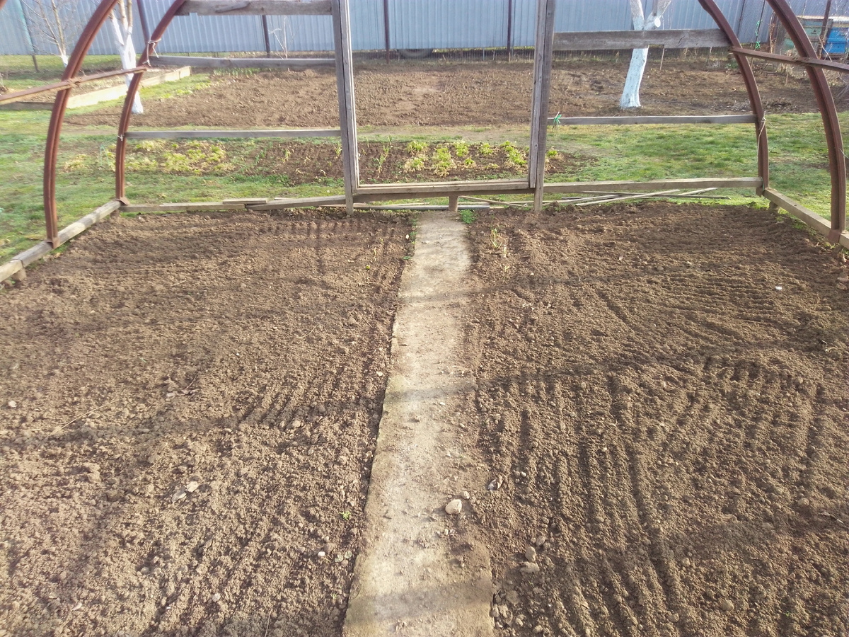 Каркас парника из металлических дуг