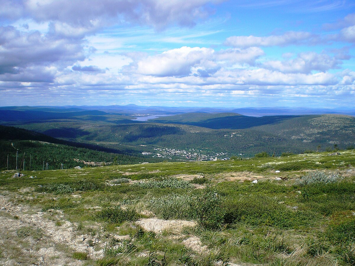 Вид на Риколатву с горы Риколатва-тундра. Вдалеке озеро Сейто и поселок Ёнский. Источник фото: Википедия, автор - Вячеслав Лобанов