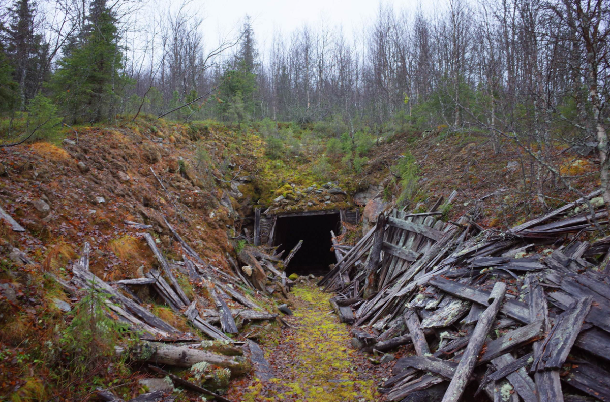 Одна из горных выработок в районе Риколатвы. Источник фото: https://www.uazpatriot.info/viewtopic.php?p=157974