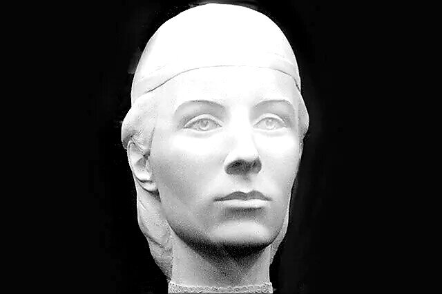 Елена Глинская. Скульптурная реконструкция по черепу С.А. Никитина 1999 года. Фото: Sergey Nikitin CC BY-SA 3.0 Источник изображения:  https://znanierussia.ru/articles/Глинская,_Елена_Васильевна (обработано автором)