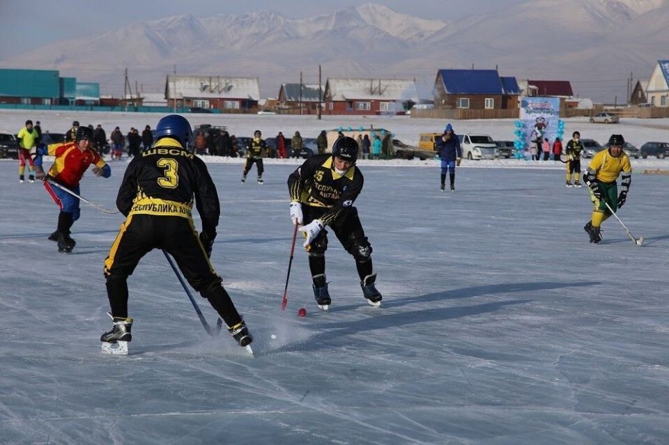    Самый высокогорный турнир по хоккею с мячом в селе Кош-Агач "Аргали-бенди". Источник: Архивное фото из телеграм-канала Сайлюгемского нацпарка