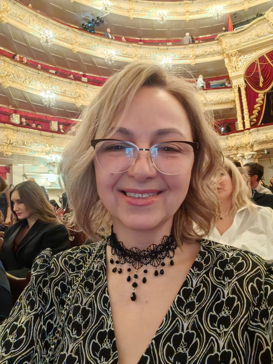 Автор с сильно опавшим романтизЬмом на голове, но в приподнятом настроении))