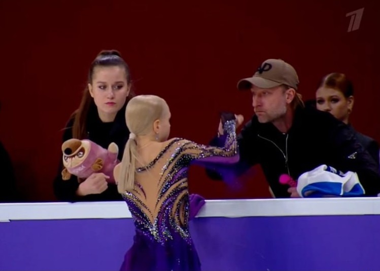 Елена Костылева и Евгений Плющенко. Фото: стоп-кадр прямого эфира "Первого канала".