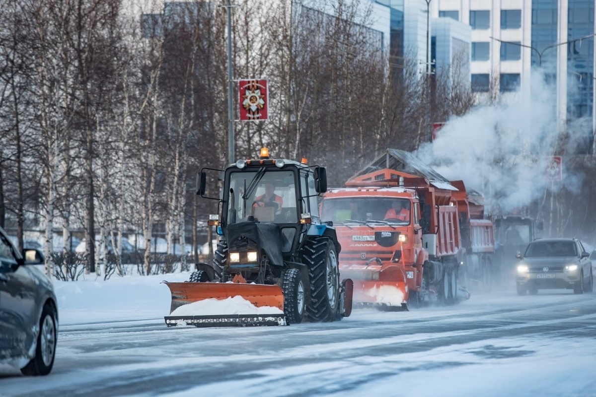    На борьбу с последствиями снегопада в Сургуте выехали 154 единицы снегоуборочной техники