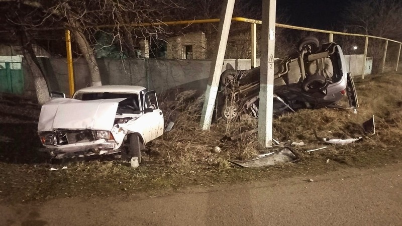    Два автомобиля не смогли разъехаться в кочубеевском хуторе Фото: УГИБДД по Ставрополью