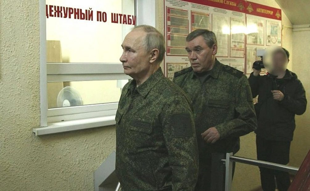   Путин в военной форме. Фото: сайт Кремля.