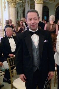 Кстати,  обратите внимание как почтительно себя ведёт в его присутствии мистер  Т. Скромно и во втором ряду. Молодец Макс Михайлович! Умеет себя  поставить!