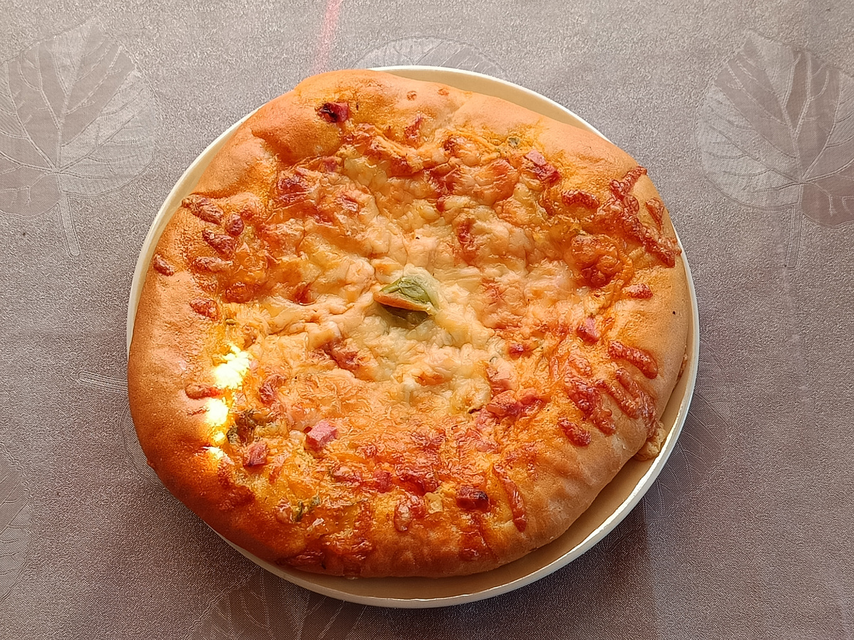 Завтрак : пицца , ветчина, кофе 557 кк