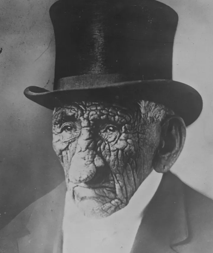 Сообщается, что вождю Джону Смиту 136 лет, сфотографирован Агентством Rol в 1921 году. Источник: Викисклад // Общественное достояние