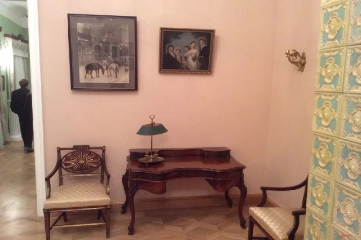    Стол-бюро, за которым, по преданию, работал в Казани Пушкин, когда гостил в доме тестя Боратынского.