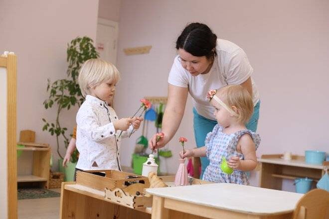 Няня в детском саду. Фото из общего доступа