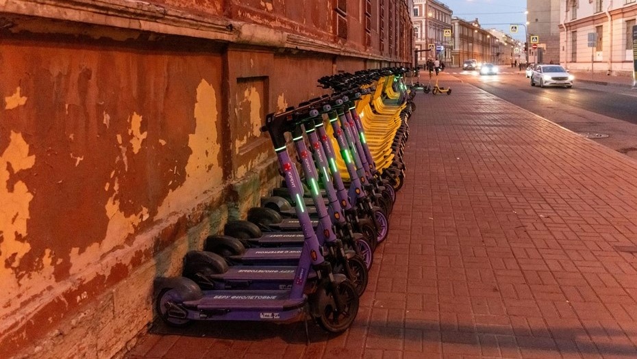    Строй электросамокатов в центре Петербурга Автор фото: Тихонов Михаил