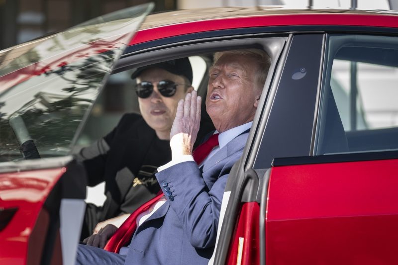 Маск и Трамп сидят в Tesla на фотосессии в Белом доме во вторник. (Фото Джабина Ботсфорда/The Washington Post через Getty Images).