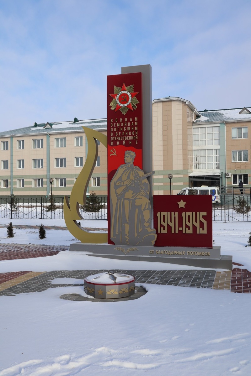 В 2024 году в Верхней Матренке был обновлен памятник погибшим воинам-землякам. Это была вынужденная мера: прежняя скульптурная композиция подверглась временным разрушениям. Ее решили сохранить до лучших времен.