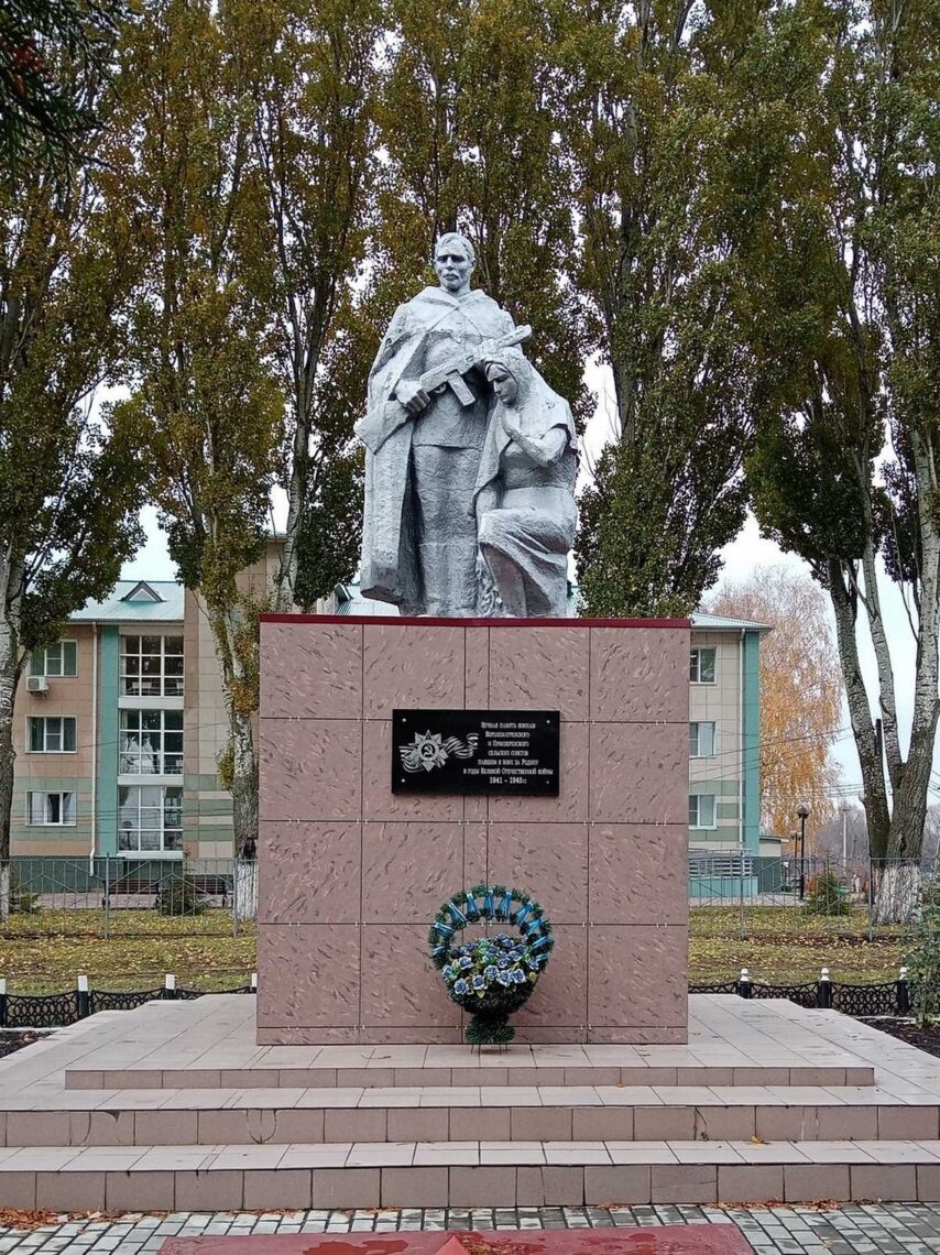 Прежний памятник в Верхней Матренке.