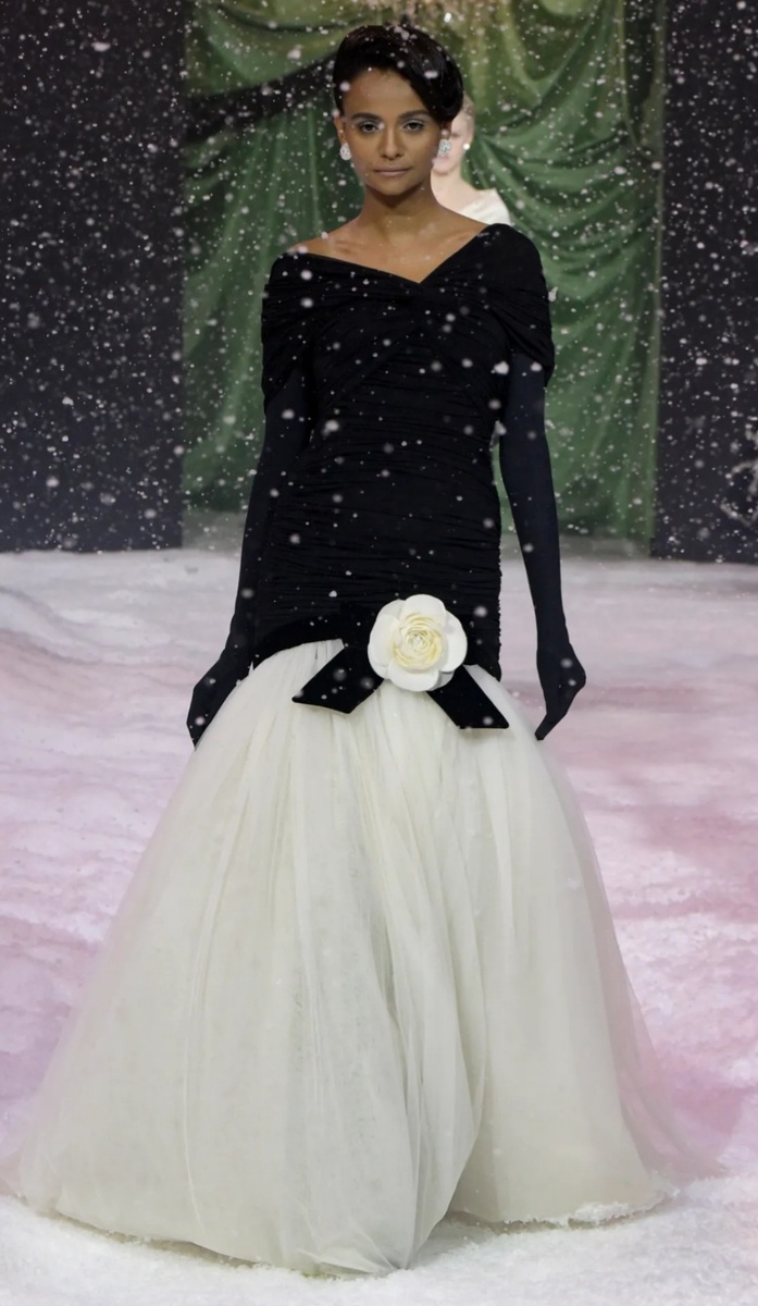 Образ из коллекции Richard Quinn Ready-to-Wear Fall/Winter 2025. Материал: WWD, фотограф Giovanni Gionnoni.