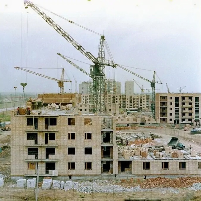 Строящиеся дома № 116 и 118 по улице Морской. Фотография из фондов Волгодонского эколого-исторического музея