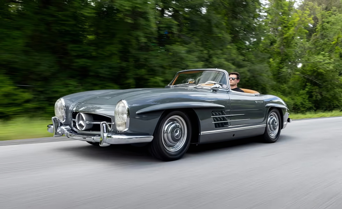 ©Bring a Trailer ©Mercedes-Benz