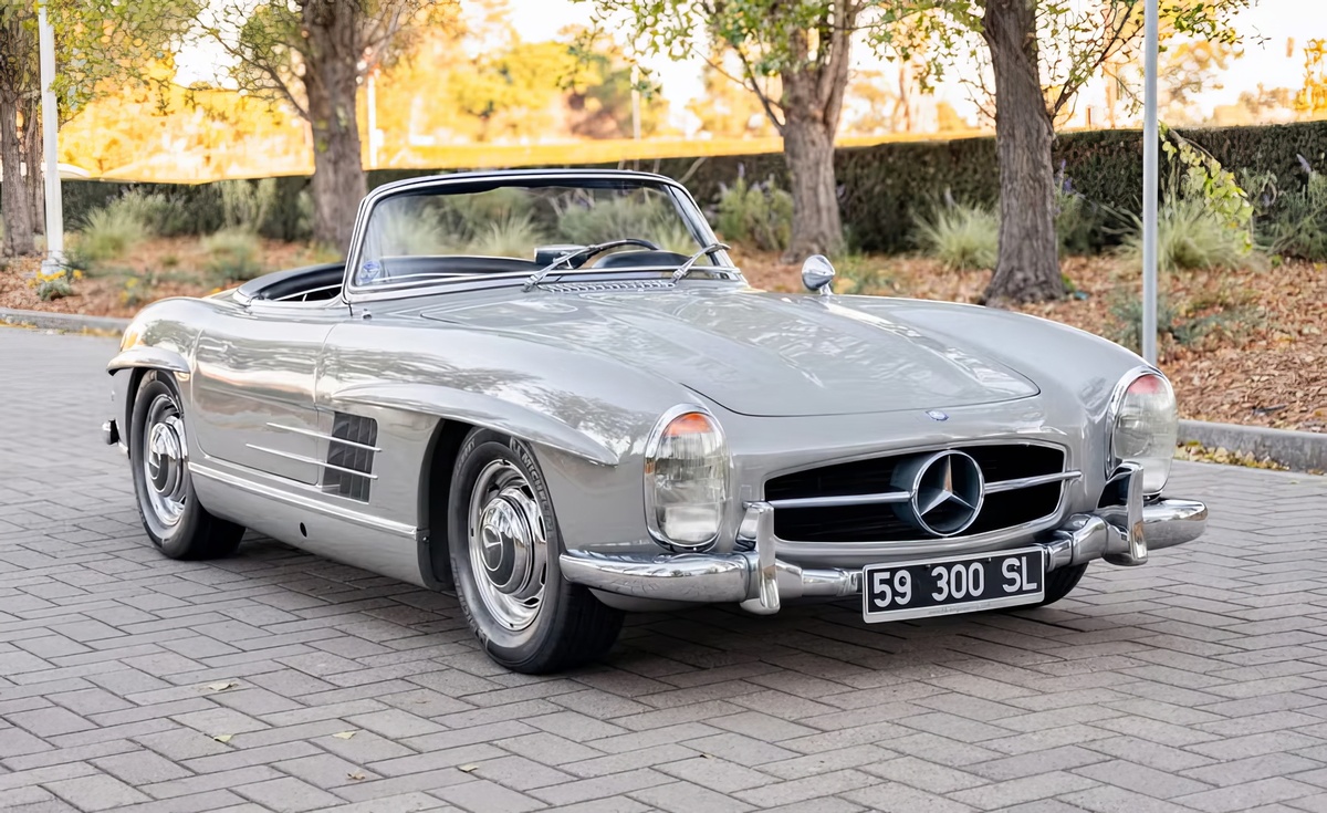 ©Bring a Trailer ©Mercedes-Benz